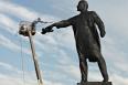 Эксперты Музея городской скульптуры моют памятник Ленину