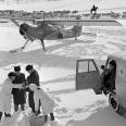 Самолет санитарной авиации доставил лекарства в урочище Умбет. 1964. Фото: Иосиф Будневич / РИА Новости
