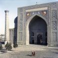 Медресе Шир-Дор на площади Регистан, построенное в XVII веке. Узбекская ССР. 1967. Фото: Борис Кауфман/ РИА Новости