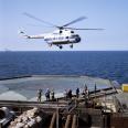 Вертолет со сменой рабочих прилетел к нефтяной вышке в Каспийском море. 1986. Фото: Марк Редькин/ РИА Новости
