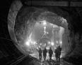 Рабочие в тоннеле, по которому вода будет поступать из водохранилища к плотинам Нурекской ГЭС. 1970. Фото: Всеволод Тарасевич/ РИА Новости