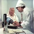 Врач измеряет давление пациентке.  1967.  Фото: Иосиф Будневич / РИА Новости