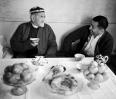 Президент Академии наук Узбекской ССР Абит Садыков (справа) пьёт чай со своим отцом (слева). 1966. Фото: Борис Кауфман/ РИА Новости