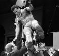 Болельщики качают советского атлета Яна Тальтса, установившего мировой рекорд на чемпионате Европы по тяжелой атлетике 1968 года. Фото: Юрий Сомов / РИА Новости