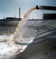 Йодо-бромная вода, которая подается по трубопроводу на Небит-Дагский йодный завод. 1973. Фото: Станислав Корытников/ РИА Новости