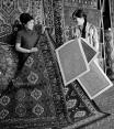 Работницы Кайраккумского коврового комбината демонстрируют образцы продукции - ковры. 1972. Фото: Роберт Нетелев/ РИА Новости