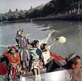 Прогулка с детьми по Комсомольскому озеру в Душанбе. 1960. Фото: Валерий Шустов/ РИА Новости